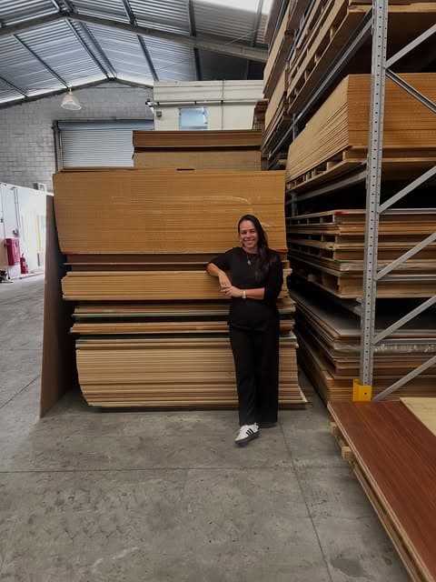 Natália em visita técnica a uma marcenaria